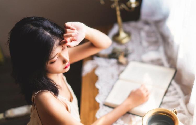 YSL蜜桃色妆容展示